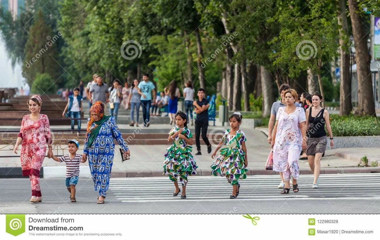 Таджикистан девушки на улице. Душанбе люди на улице. Душанбе улицы. Таджикистан люди в городе. Таджикский улица