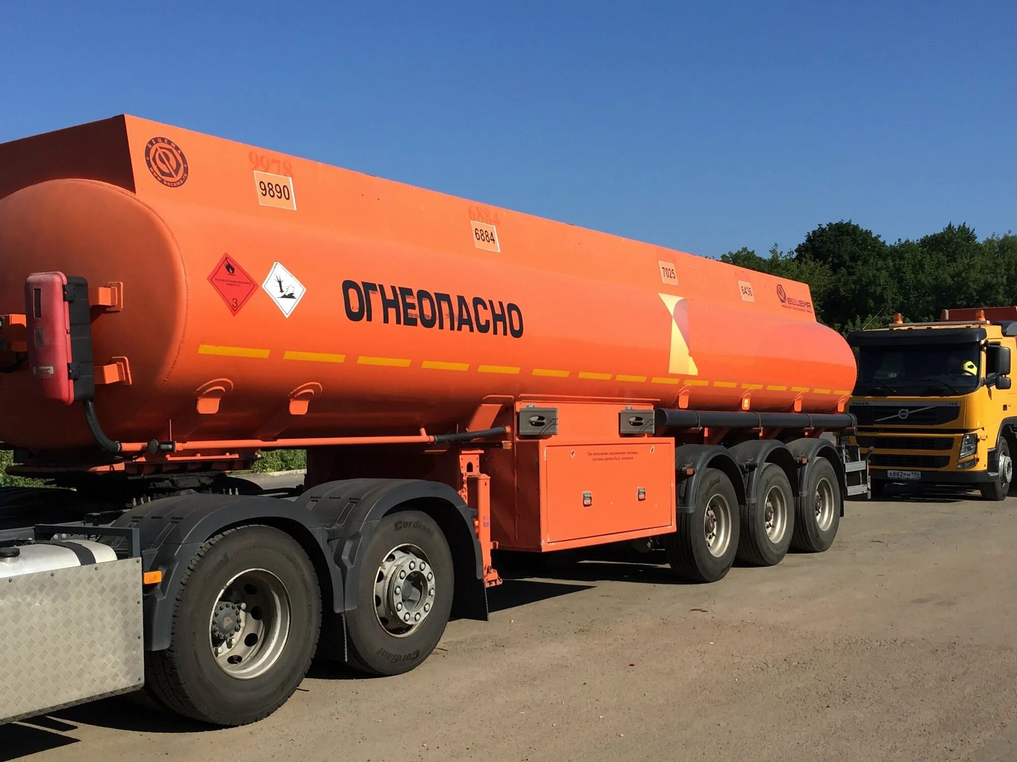 Автомобили перевозящие опасные грузы. Автоперевозки опасных грузов. Автоперевозки опасных грузов. Перевозка опасных грузов. Опасный груз бензовоз.