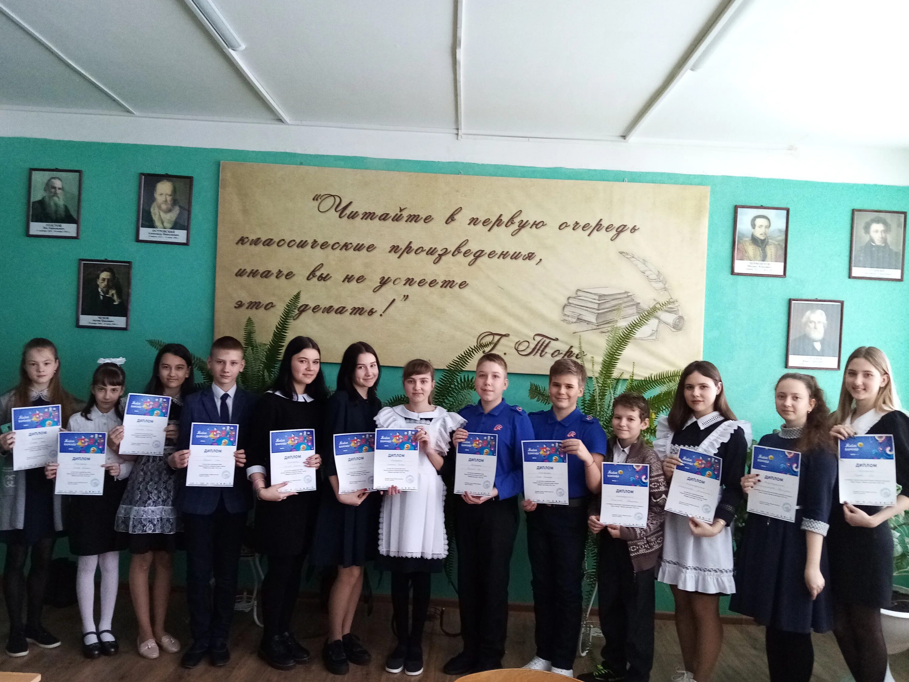 книжная выставка по живой классике в библиотеке. живая классика в библиотеке. классическая литература книжная выставка. книжная выставка классика в библиотеке. живая классика стенд.