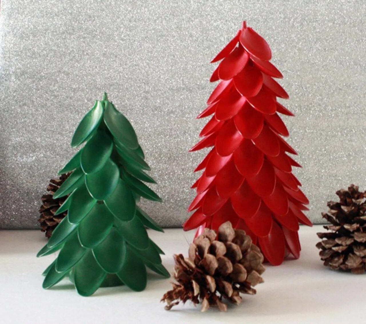 елка из одноразовой посуды. новогодняя елка из пластмассовых ложек. елка из ложек пластиковых. новогодняя елка из пластмассовых ложек. елка из ложек пластиковых.