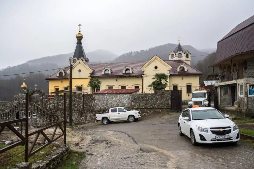 Монастырь крестовая пустынь солох. Монастырь крестовая пустынь в солох-ауле. дагомыс монастырь мужской в солохауле. дагомыс монастырь крестовая пустынь. солох аул сочи монастырь.