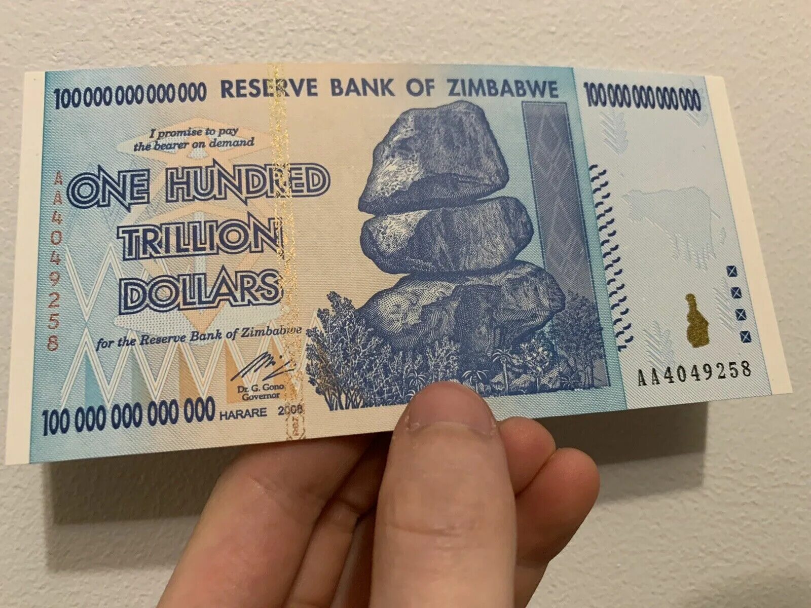 Банкноты зимбабве. Зимбабве валюта 100 триллионов. Купюра 100 триллионов долларов зимбабве. Зимбабве купюра 100 триллионов. Купюра зимбабве сто триллионов долларов.