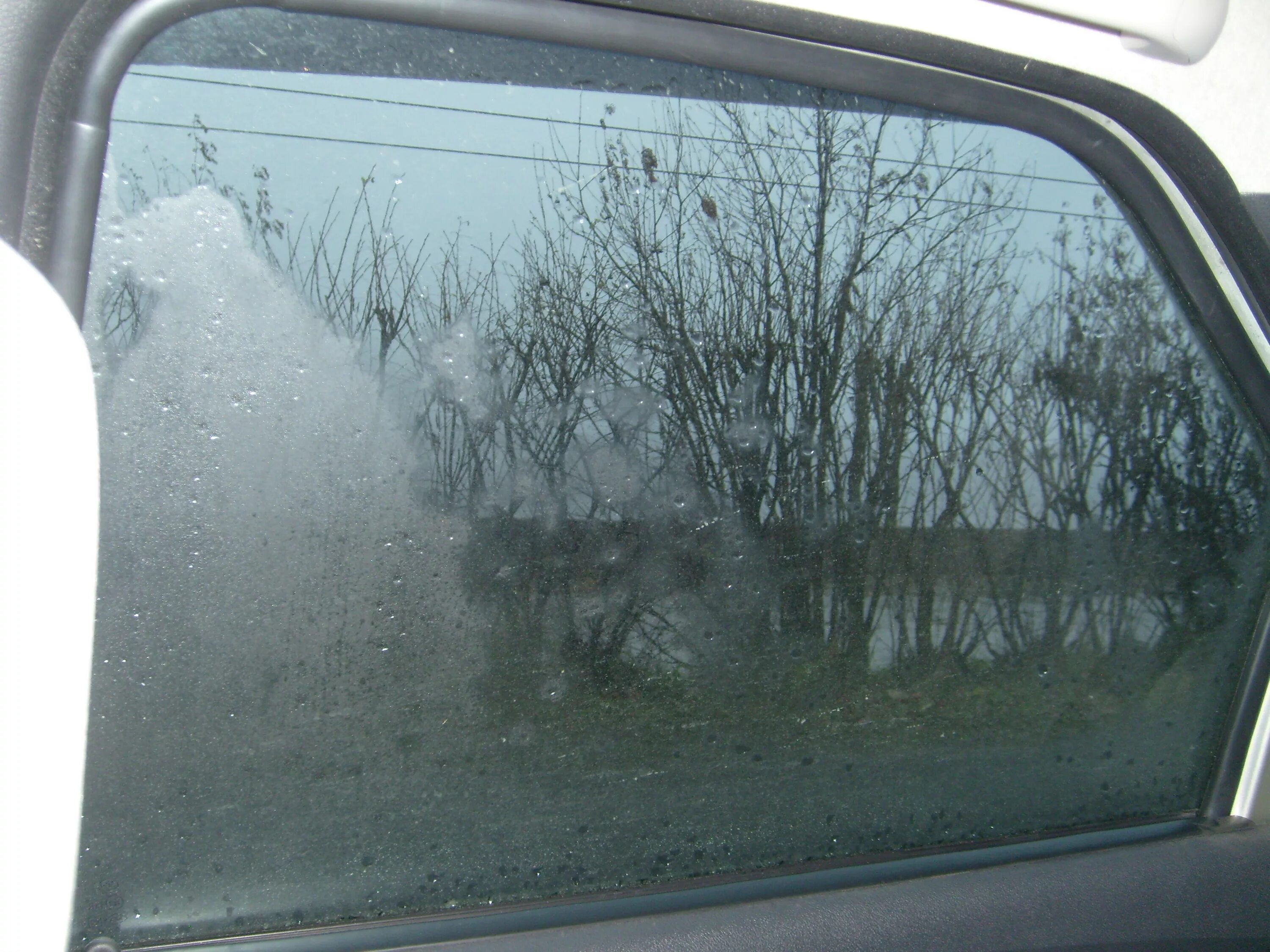 Запотевает стекло в дождь. Нива 21213 запотевает лобовое стекло. Запотевшие стекла автомобиля. Запотевшие окна в машине. Запотевшее стекло в машине.