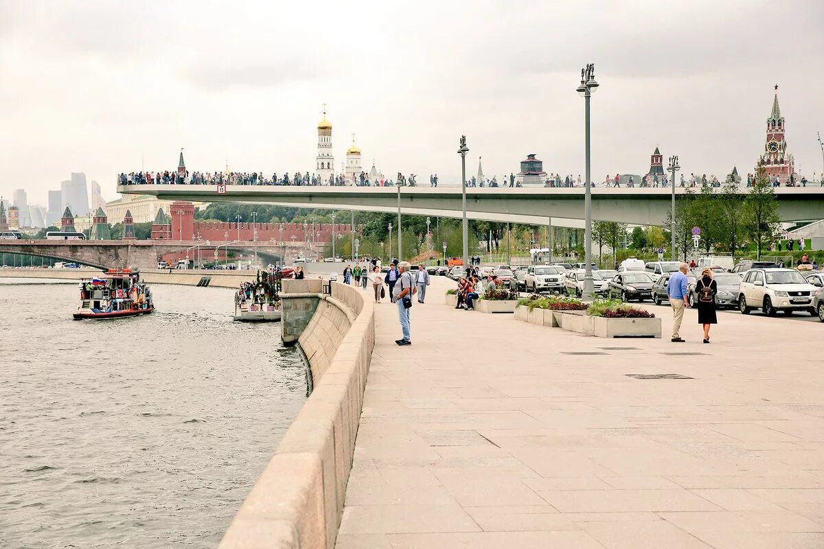 Набережная в москве где. Парк Москворецкая набережная Коломна. Набережная Москвы-реки Москва. Набережная Москва реки Братиславская. Казанский центр на набережной Москвы реки в Москве.