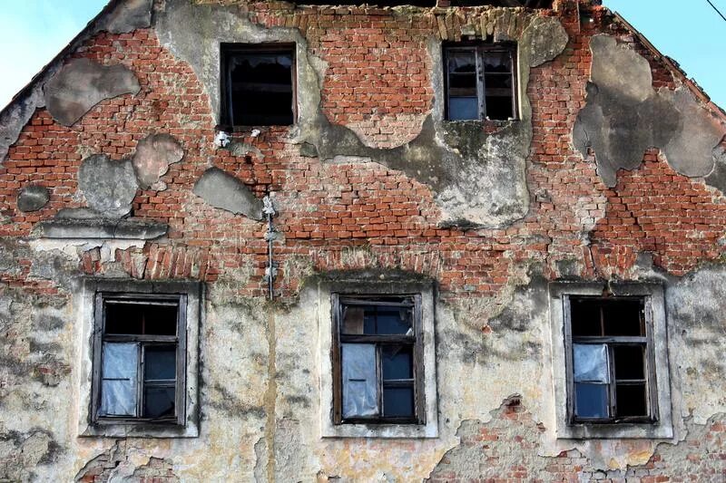 Разрушенное окно. Окно разрушенного дома. Вид из окна разрушенного дома. Златоуст разрушенные старые дома. Дом крупным планом.