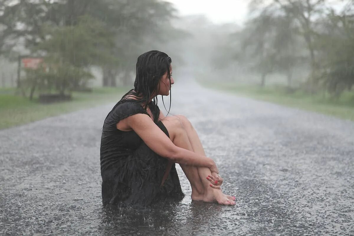 She s in the rain. Женщина дождя. Girl in the Rain. Леди in Rain. Хандра Рэйн плюс.