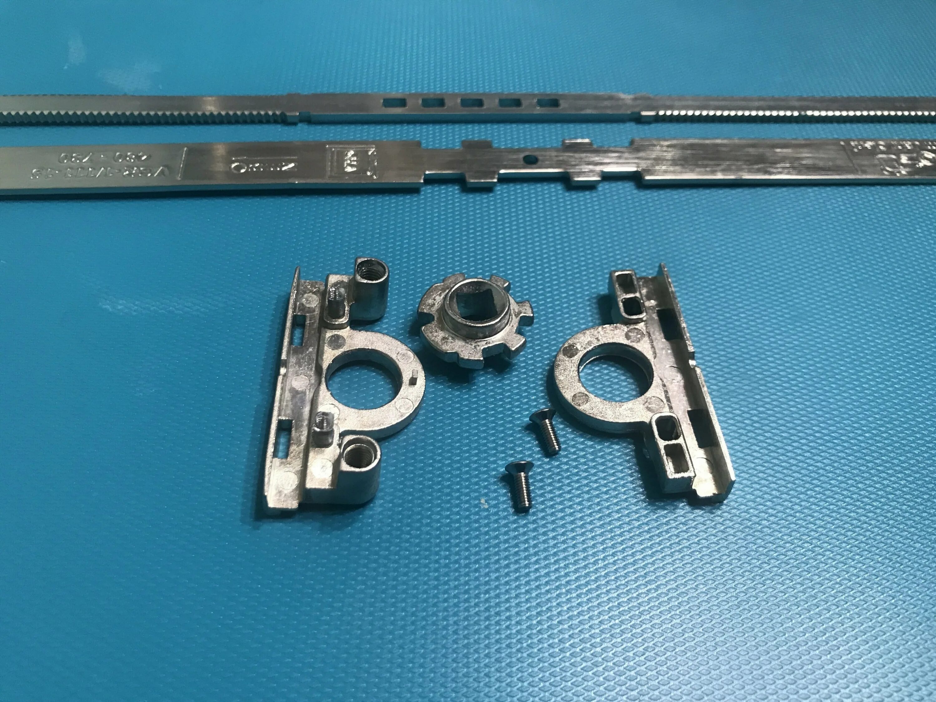 запорный механизм maco gr5 1801-2350. поворотно-откидной запор gr 1380 1201-1600. ремонтный редуктор axor. запорный механизм окна roto. поворотно откидной запорный механизм axor.