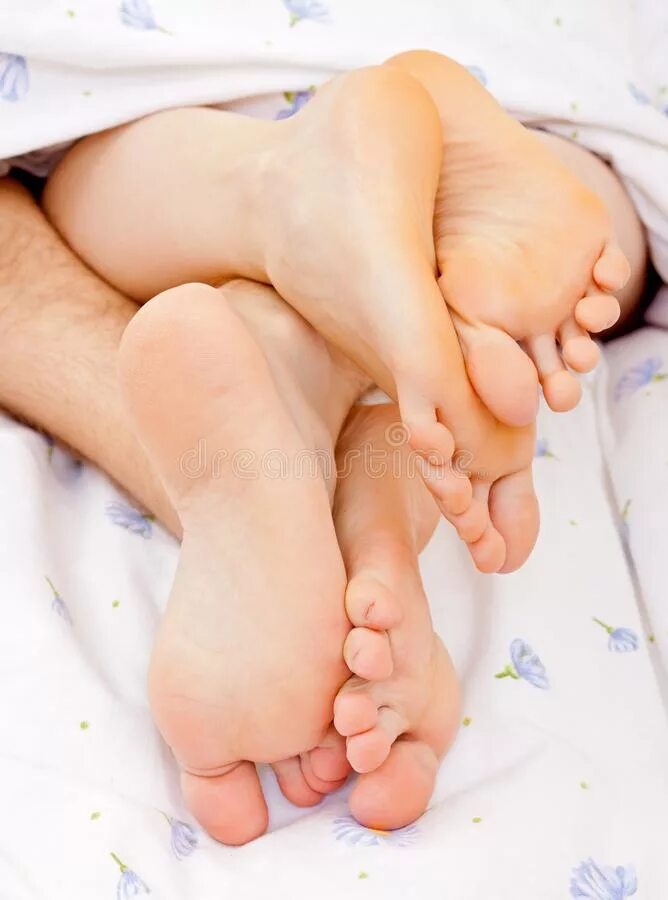 Couples feet. Ноги пары в кровати. Пары ног ног женщинами лесби. Ноги парочки в кровати фото. Пара ноги вверх картинка.