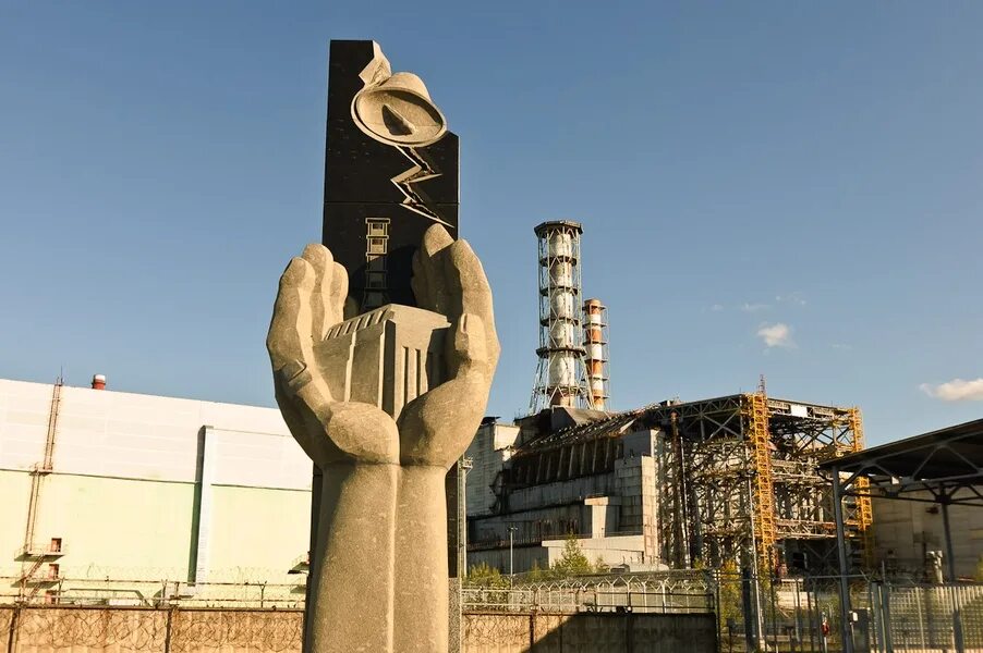 Памятник спасателям чернобыльской атомной электростанции. Памятник аэс. Памятник аэс. Памятники ликвидаторам чернобыльской атомной станции. Мемориал чернобыльской аэс.