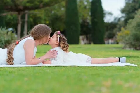 Почему нельзя целовать детей в губы родителям