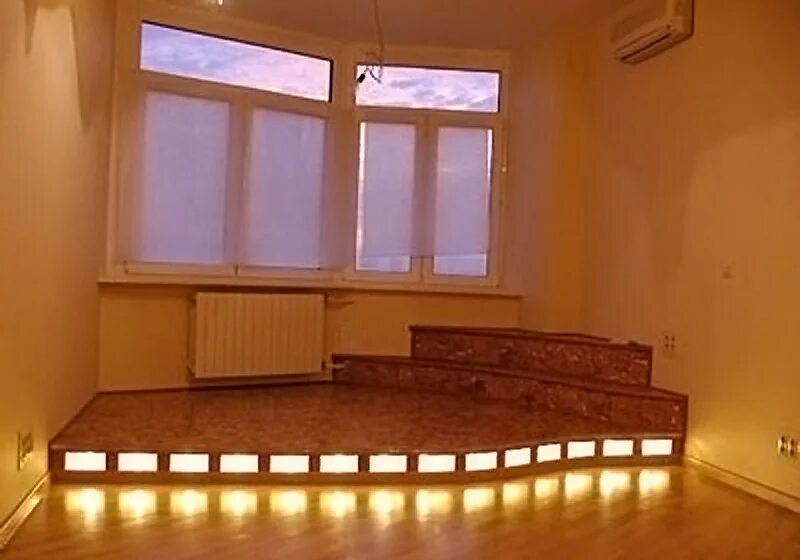 Полы в квартире. Кровать встроенная в подиум. Подиум с подсветкой в квартире. Пол подиум. Подиум на полу в квартире.