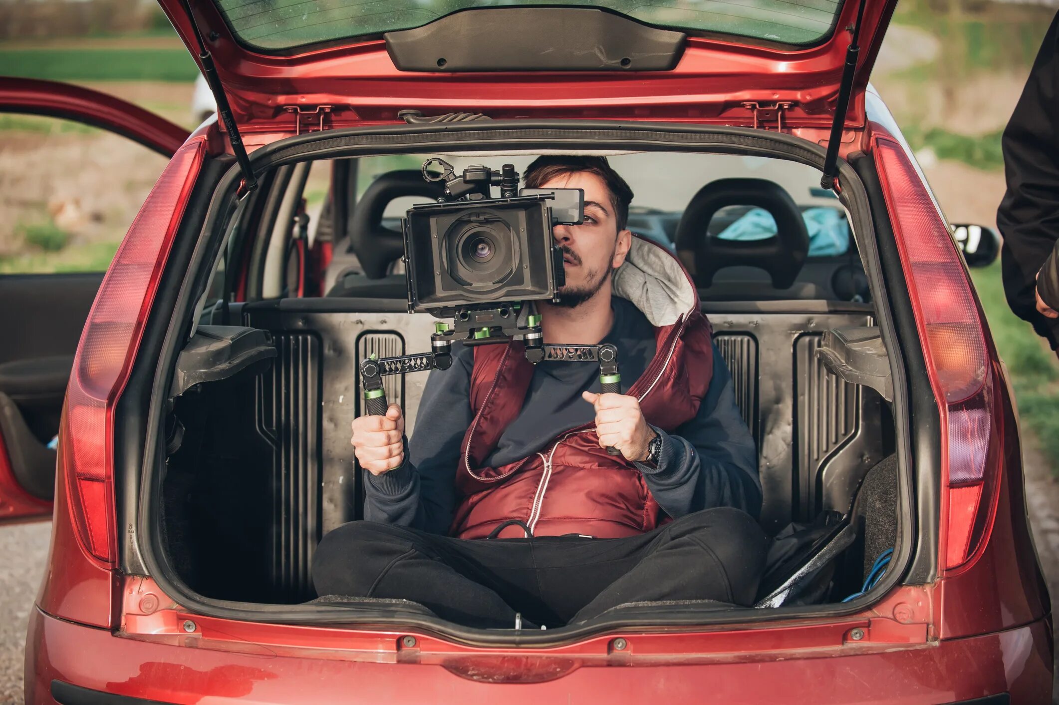 видеосъемка автомобиля. телекамера журналиста. видеокамера оператора. оператор с камерой. оператор с камерой.