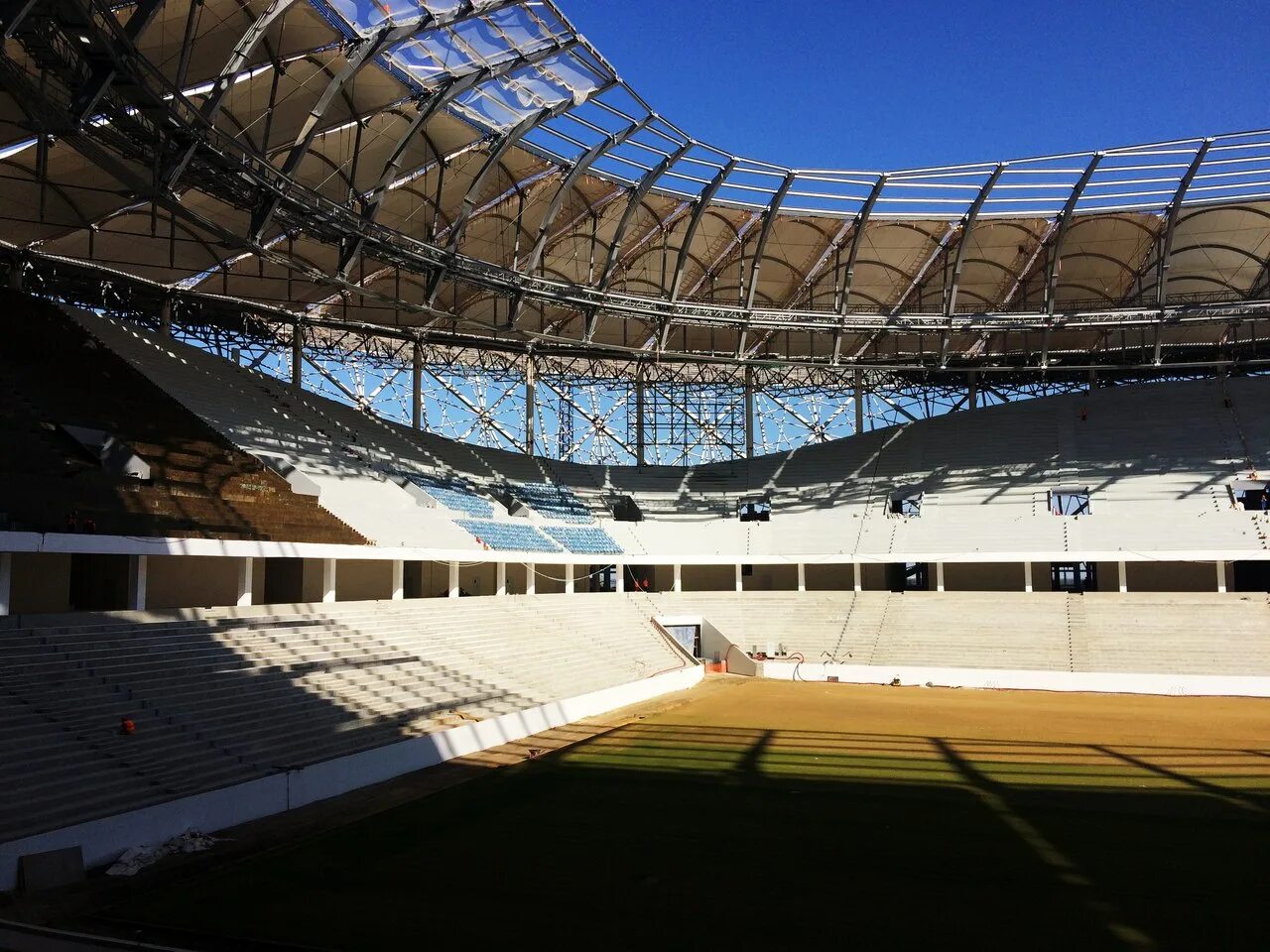 Стадион в Волгограде футбольное поле. Монтаж крыши на стадионе в Волгограде forsinet. Погода стадионе