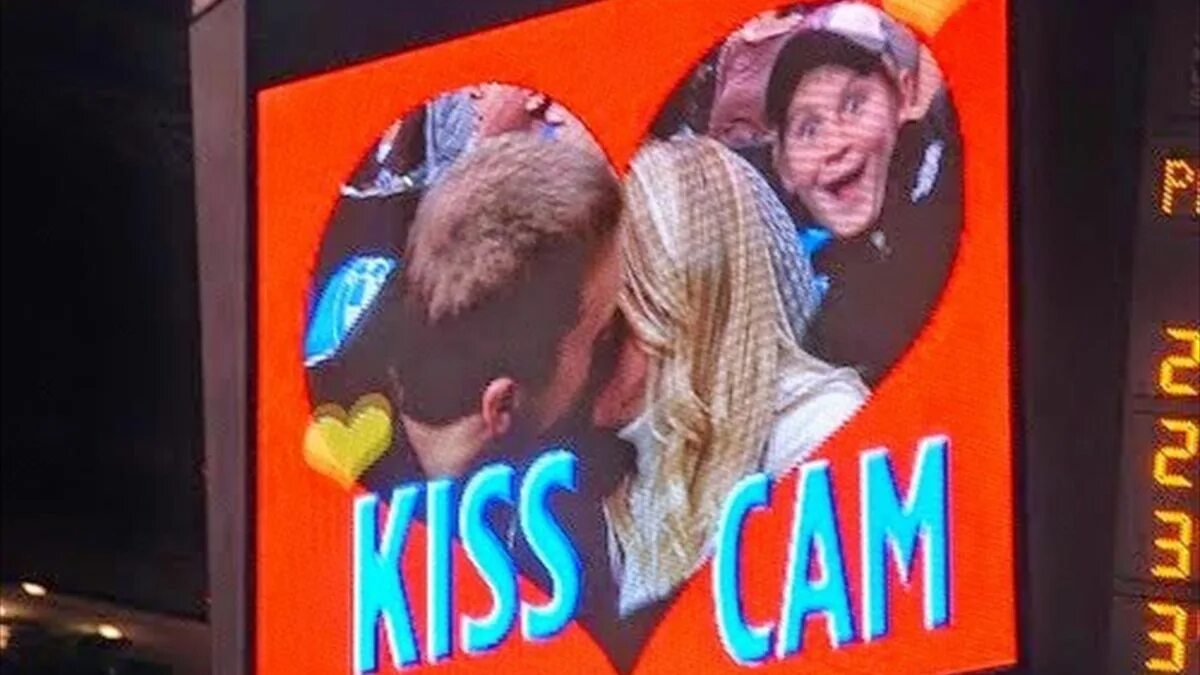Kiss my camera apk. Камера поцелуев. kiss cam. kiss cam своими руками. kiss me camera game.