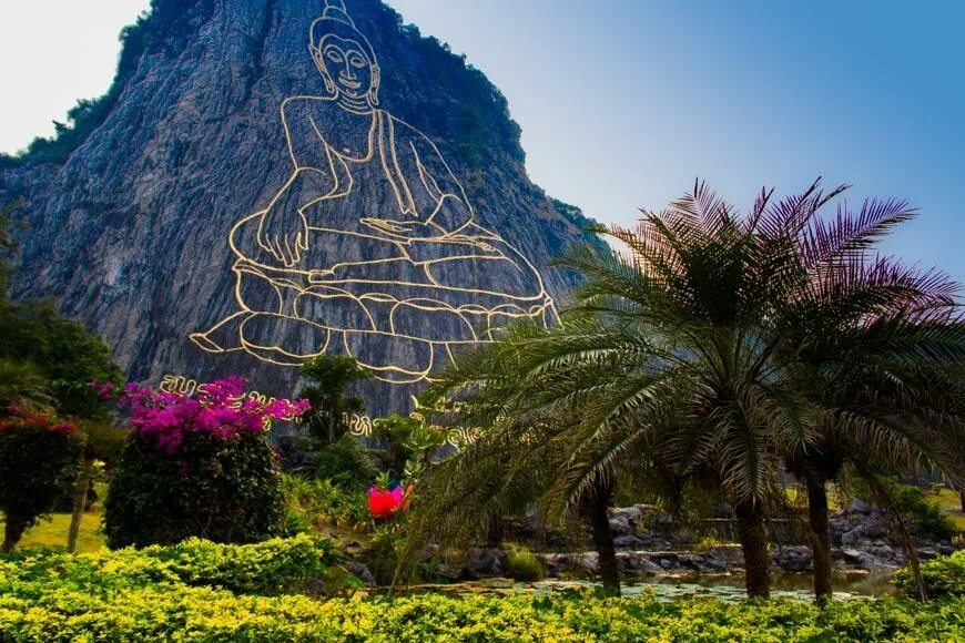 гора будды в паттайе. золотой будда в паттайе на горе. гора золотого будды в паттайе. гора будды в паттайе. будда на скале в паттайе.