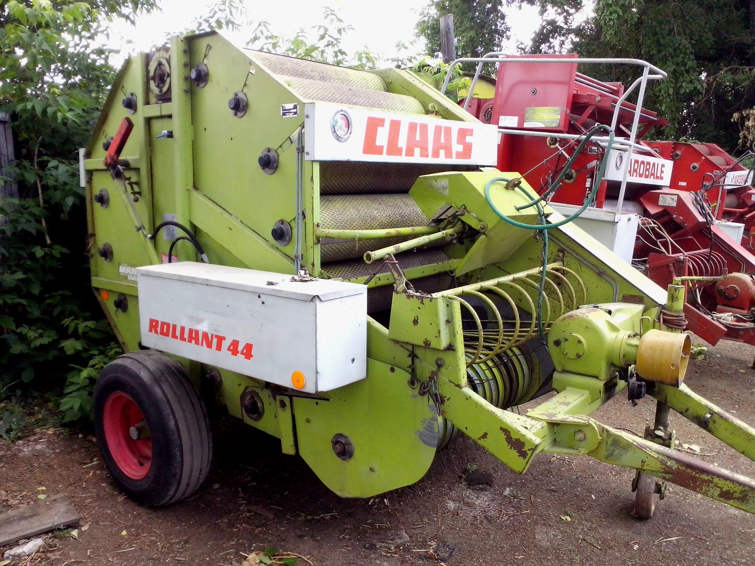 Подборщик CLAAS 300. Китайский пресс подборщик 300кг. Rollant 44.