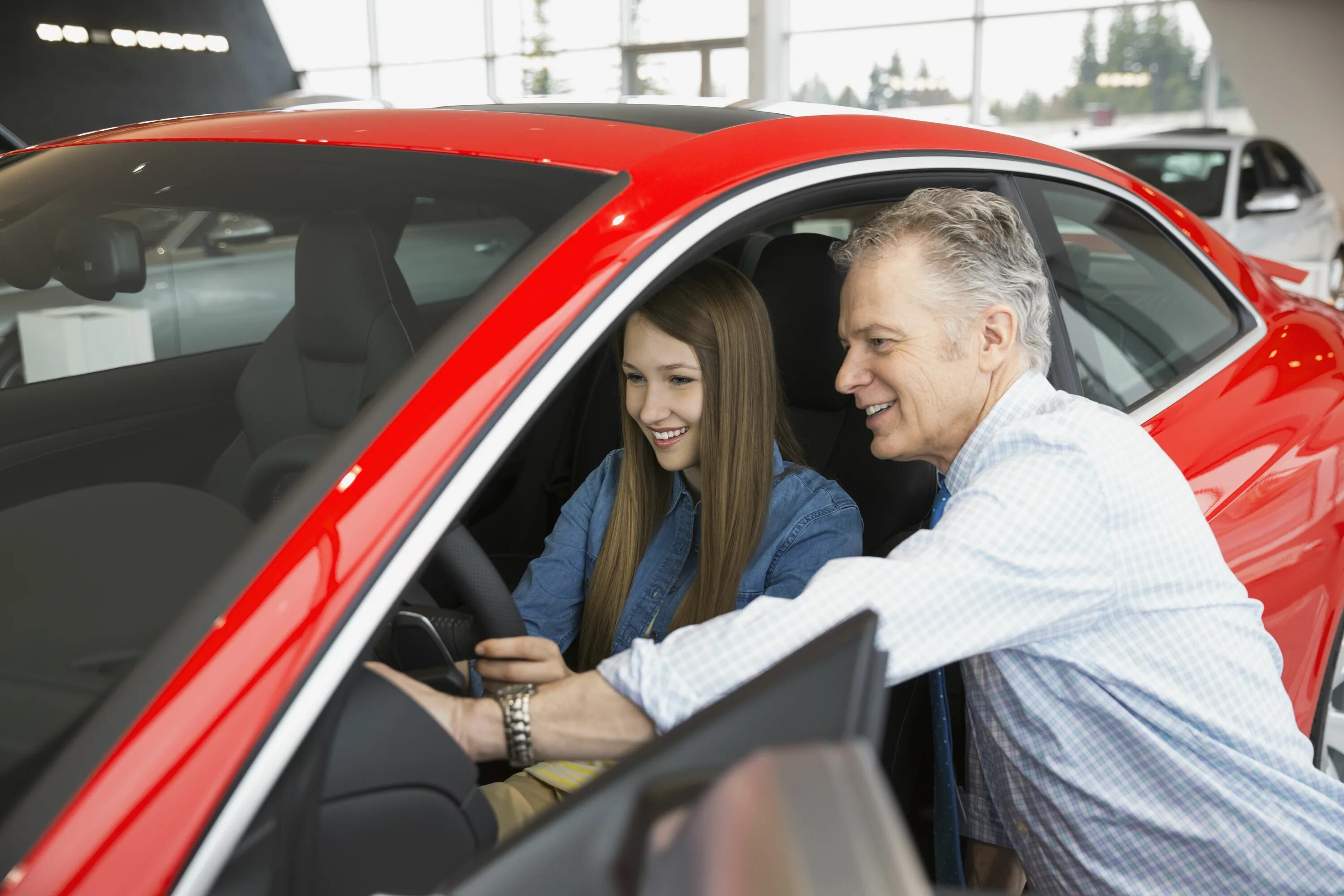 People used car in the. Продавец автомобилей. Развод в автосалонах. Продавец машин в автосалоне. Обман в автосалоне.