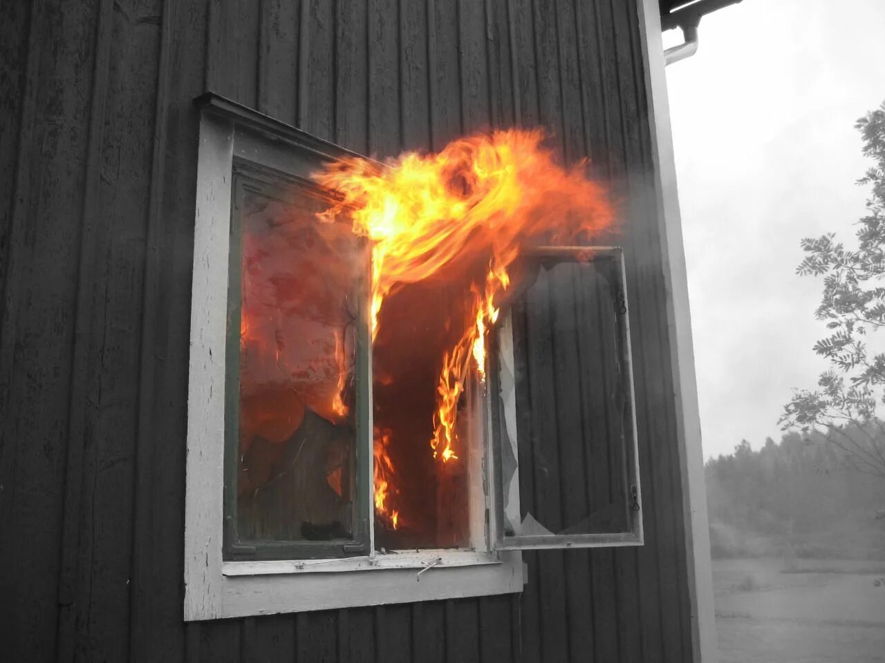 Дом с горящими окнами. Горящее окно. Пожар в окне. Горящие окошки. Сгоревшее окно