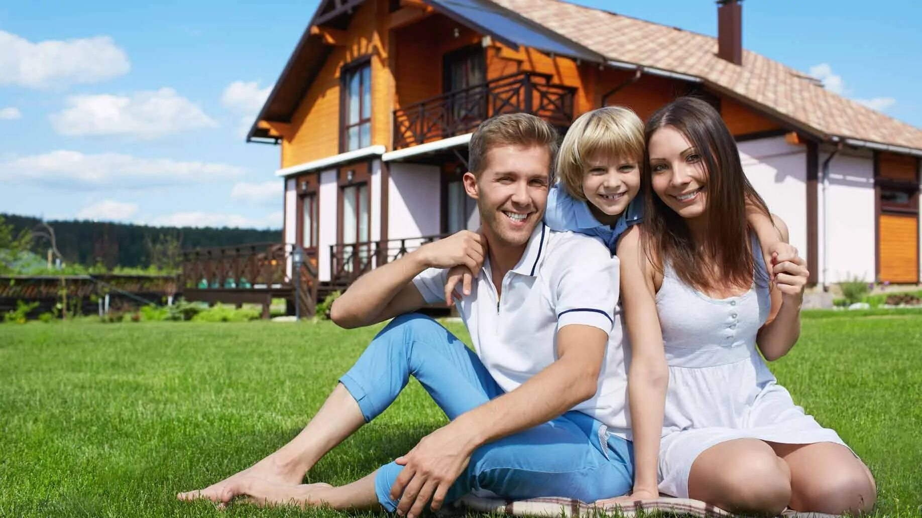 Влюбленные у камина. Счастливая семья в доме. Семья в загородном доме. Дом мужика на девочку. Дом мужика на девочку.