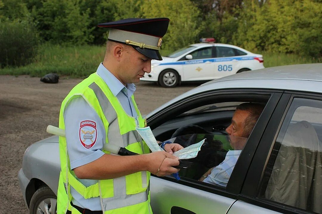 Наказание за управление автомобилем. ДПСНИК выписывает штраф. Езда без прав. Водитель без прав. Вождение автомобиля без прав.