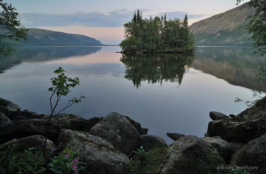 Хибины умбозеро. Кольский полуостров количество озер. Ловозеро кольский полуостров. Кольский полуостров количество озер. Озеро имандра апатиты.