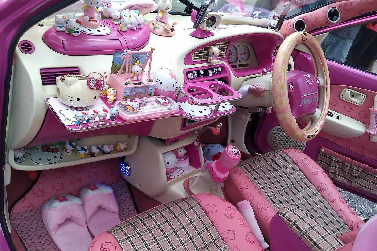 Как называется штука в машине. Салон автомобиля Хелло Китти. Машина Хеллоу Китти салон. Машина Хелло Китти розовая. Розовая машина с Хеллоу Китти.