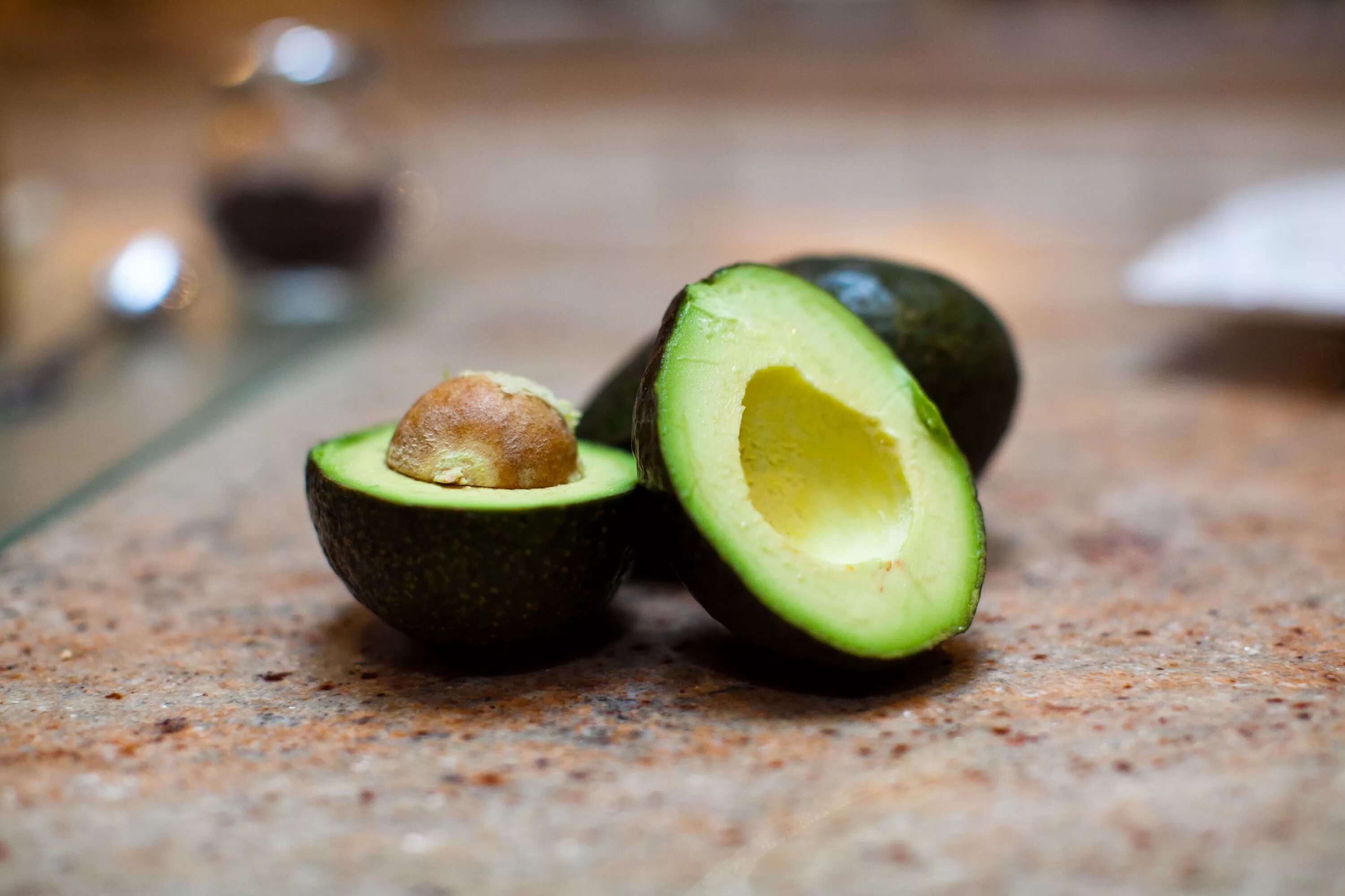 боб авокадо. авокадо хаас дерево. салат с бобами эдамаме и авокадо. салат пак-чой. неспелый авокадо.