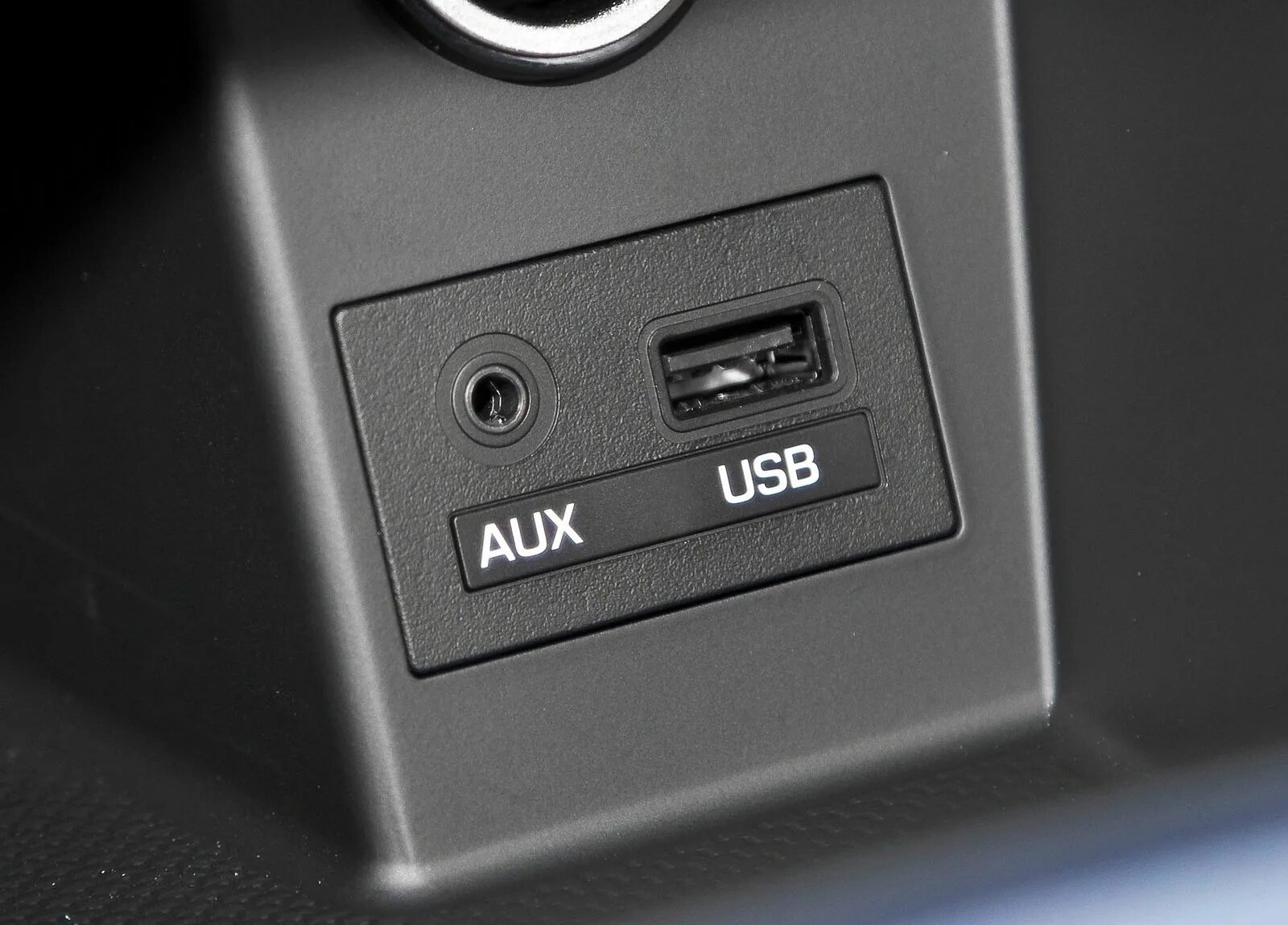 Как пользоваться aux. Usb разъем aux dc2.5 мм. usb aux разъем для авто tlc 150. aux разъем для rdx 320. usb aux hyundai getz.
