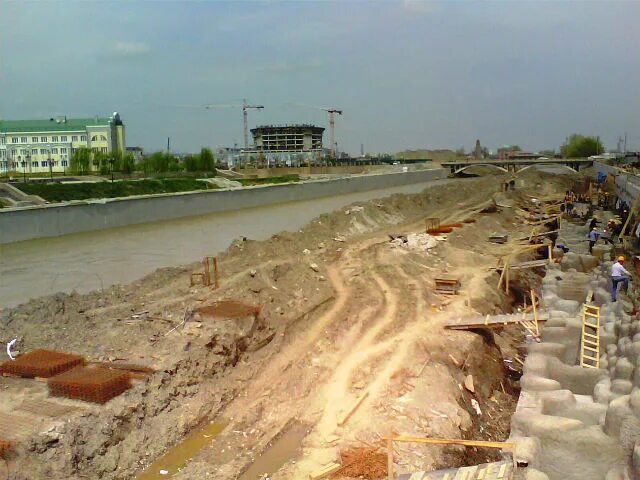 На какой реке грозный 5 букв. Грозненское водохранилище. Река Сунжа в Грозном. Грозненское море. Новая набережная реки Сунжа Грозный.