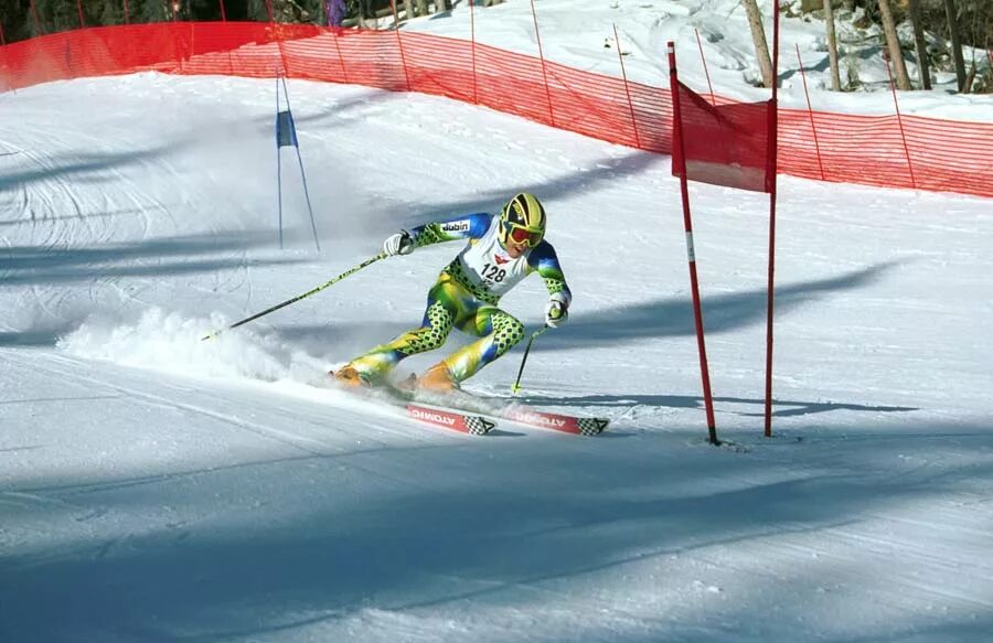 Зимний вид спорта 8. Слалом (горнолыжный спорт). Зимние виды спорта слалом. Лыжи для слалома. Слалом горные лыжи трасса.