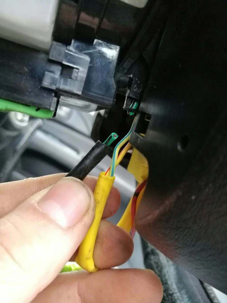 Не работает сигнал лансер 9. Разъем часовой пружины форд фокус 2. Нет сигнала мицубиси лансер 9. Контакты сигнала на руле митсубиси лансер 10. Не работает сигнал лансер 9.