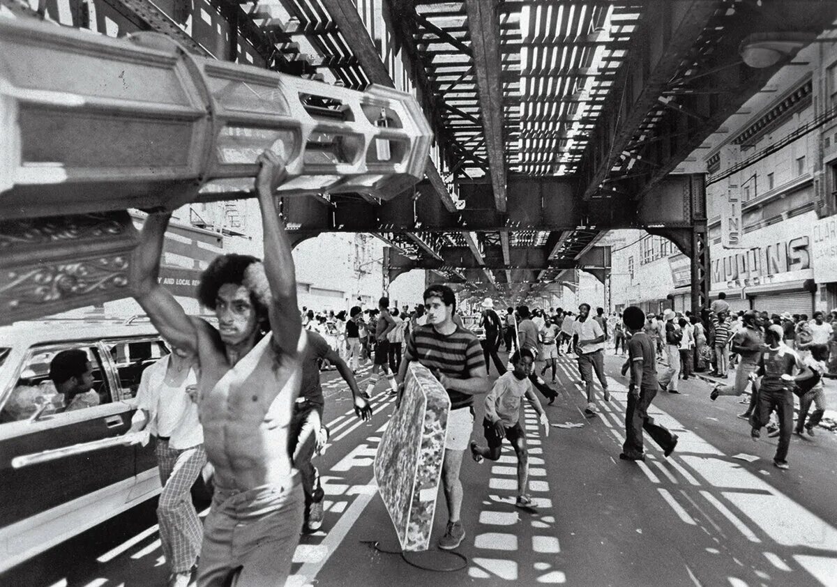 13 июля 1977 — «ночь страха» в нью-йорке. Нью йорк 1983 год. Нью йорк 1977. 1977 год америка. Блэкаут в нью-йорке 13 июля 1977 года.