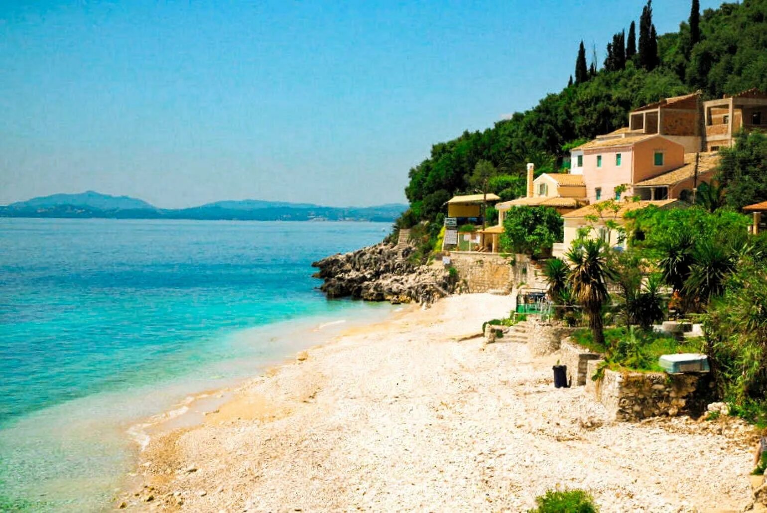 На берегу что на русском языке. Греция олива море. Италия Corfu. Вилла на Икария остров Греция. Греция море пинии вилла.