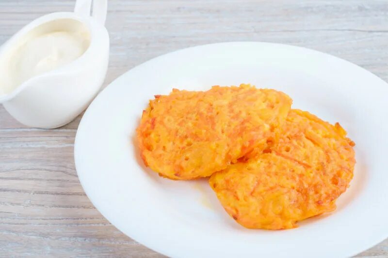 Драники с тыквой и картошкой. Драники картофельно тыквенные. Как приготовить драники из тыквы. Драники с тыквой. Драники с тыквой.