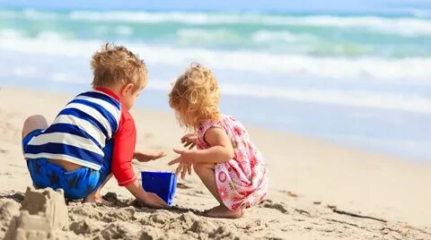 Children go to the beach
