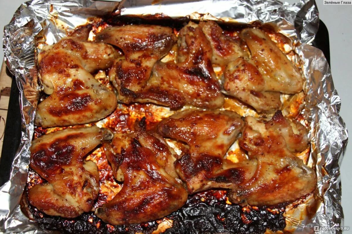 куриные крылышки в фольге. куриные крылышки с картошкой в духовке. крылышки с чесноком в духовке. крылышки барбекю. крылья запеченные в фольге.