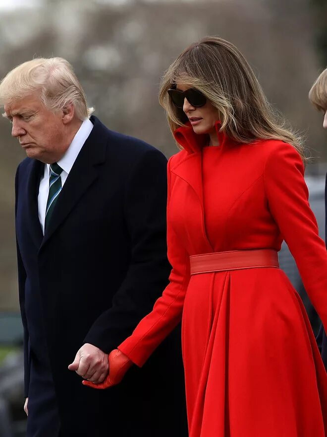 Трамп последнее фото. Трамп в пальто.