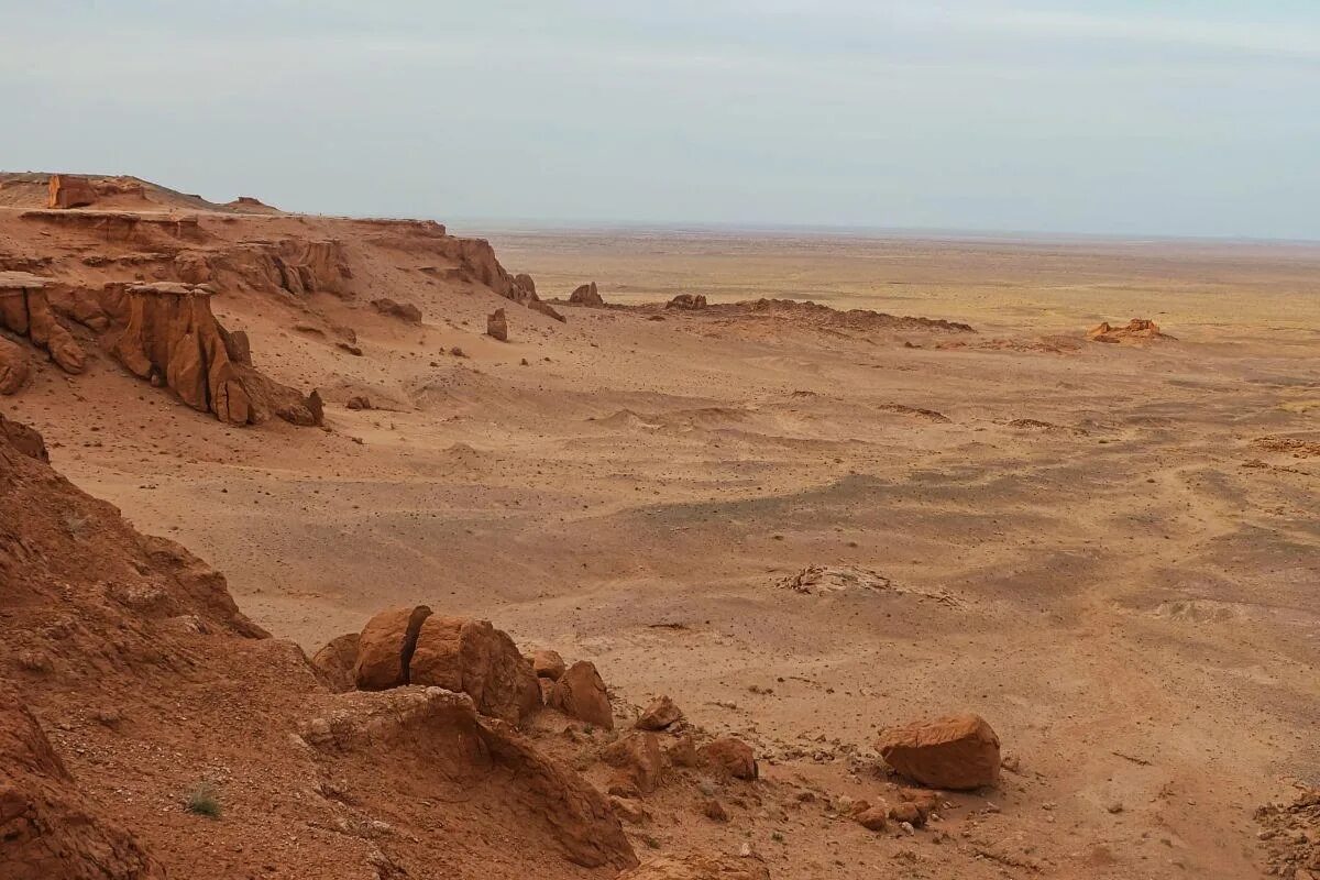 Гоби это пустыня. Каменистая пустыня Гоби. Монголия Гоби. Пустыня Гоби ландшафты. Пески пустыни Гоби.