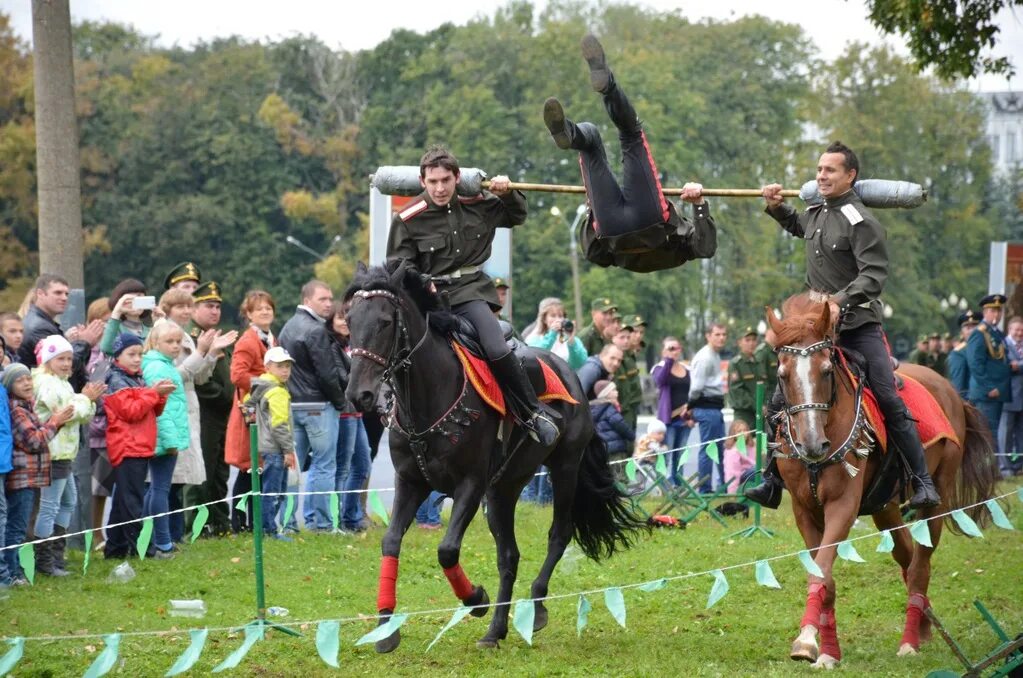 Джигитовка казаков шашкой. Джигитовка казачек. Казачья джигитовка. Донской казак джигитовка. Джигитовка донских казаков.
