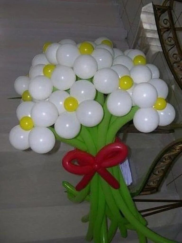 Белые цветы из шаров. Цветы из шаров. Ромашки из воздушных шаров. Букет из шаров "ромашки". Букет из шариков ромашки.