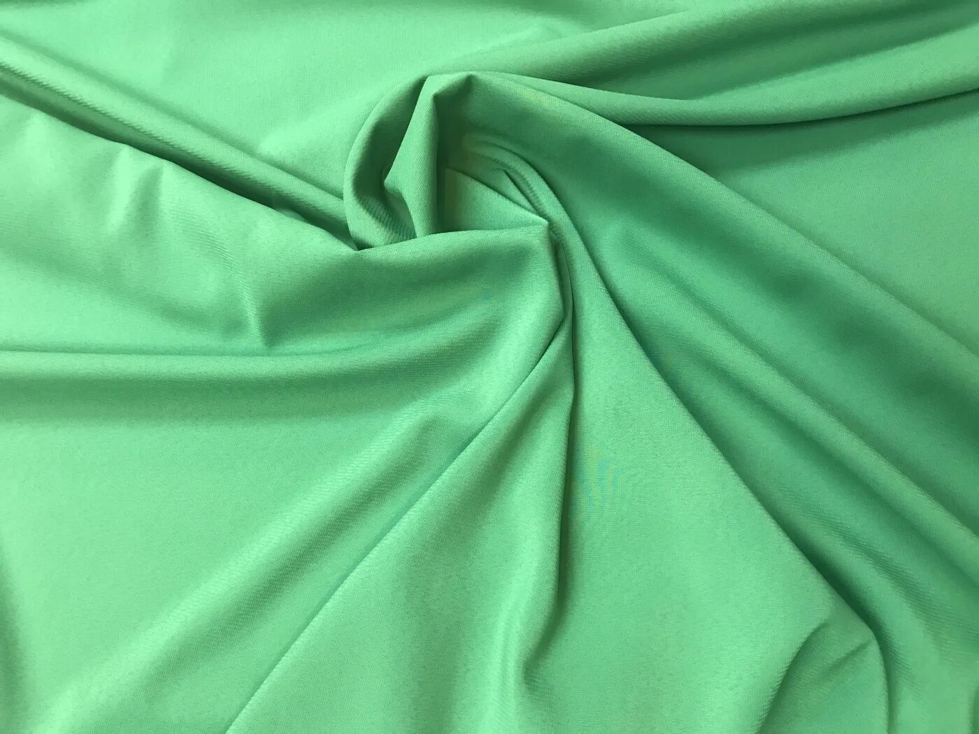 Вискоза класс. Вискоза. Материал вискоза. Ткань зелёная однотонная вискоза. Вискоза цветная ткань однотонная.