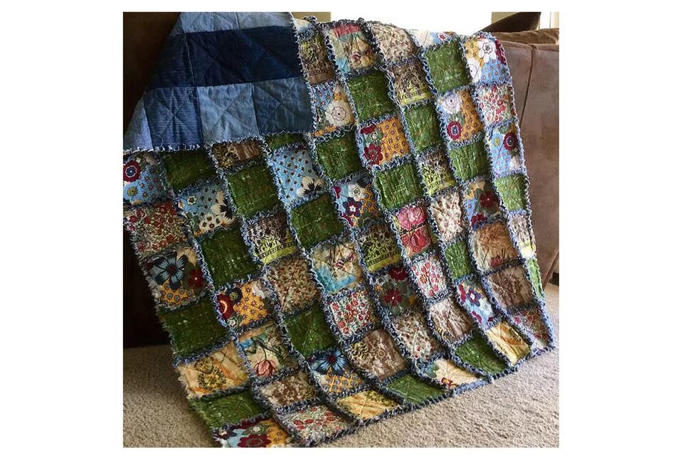 Покрывала из джинсовых лоскутов. Пэчворк кафедральные окна мастер класс. Шитье из старых. Покрывало rag quilt. Покрывало из старых джинсов.