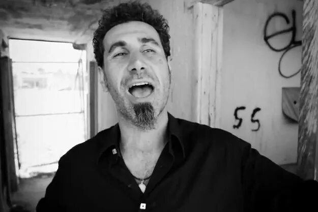 Serj tankian перевод. Серж Танкян. Серж Танкян молодой. Tankian Serj "Harakiri". Серж Танкян в профиль.