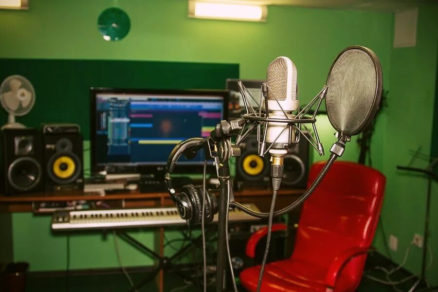 Behringer podcastudio 2 usb. студия звукозаписи black star. Behringer xm8500. Akai pro mpk225. Vip records москва студия.