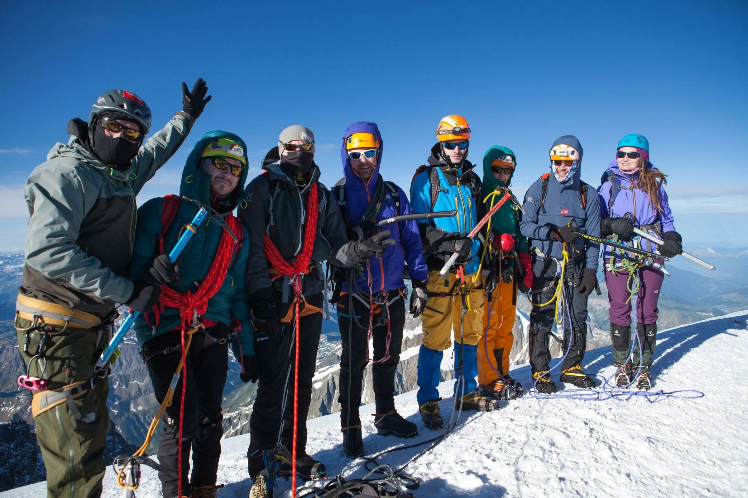 Восхождение работа. Альпинизм горный туризм. Высокогорный альпинизм. Восхождение на бештау февраль 2023. Восхождение в горы зимой.