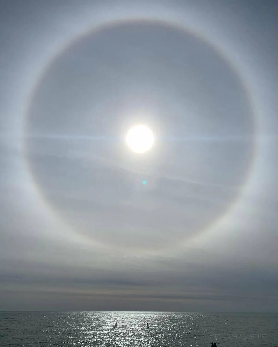 Звезды вокруг луны. Кольцо света вокруг луны. Яркая звезда возле луны. Северное сияние солнечное гало. Солнечное гало вокруг луны.