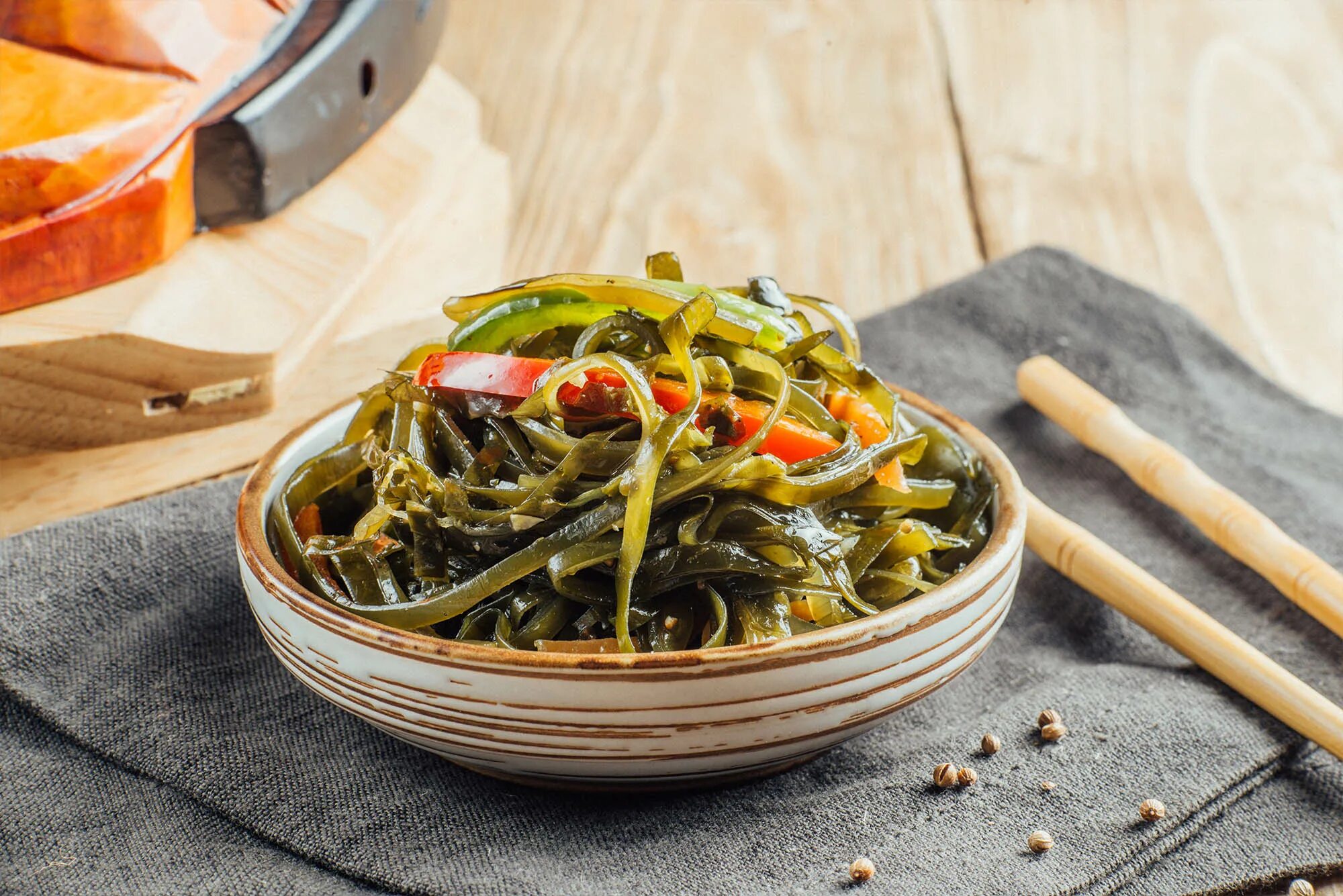 Салат витаминный с морской капустой и морковкой. Морская капуста соленая. Морская капуста любовь ким. Морская капуста. Салаты с корейской морковью морской капустой и крабовыми палочками.