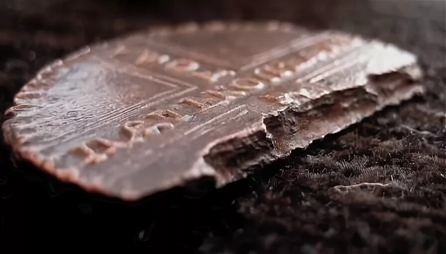 Монета которая отломана. Сломанные монетки они древние. Сломанная монета. Старинная монета боком. Разломанная монета рубль.