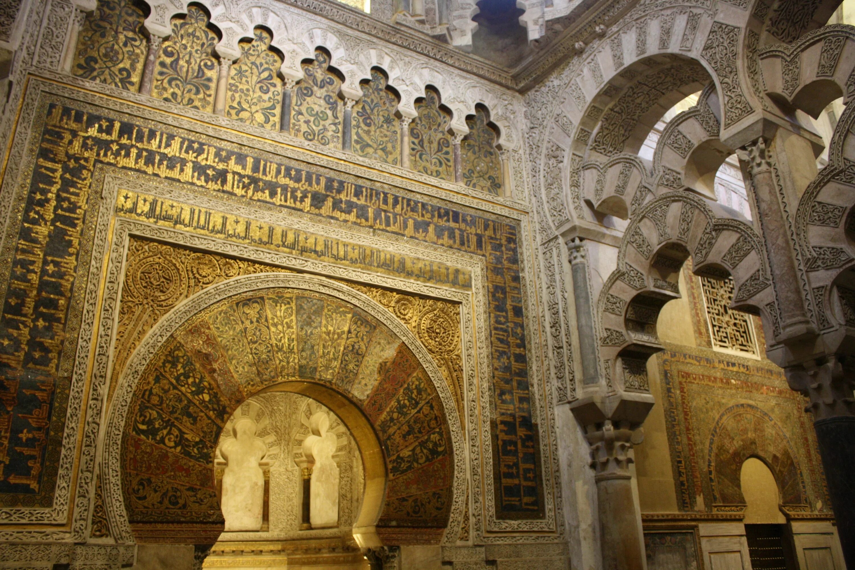 Mihrab ru. Кордовский халифат Соборная мечеть в Кордове. Арабская архитектура михраб. Соборная мечеть в Кордове михраб. Соборная мечеть в Кордове арабский халифат.