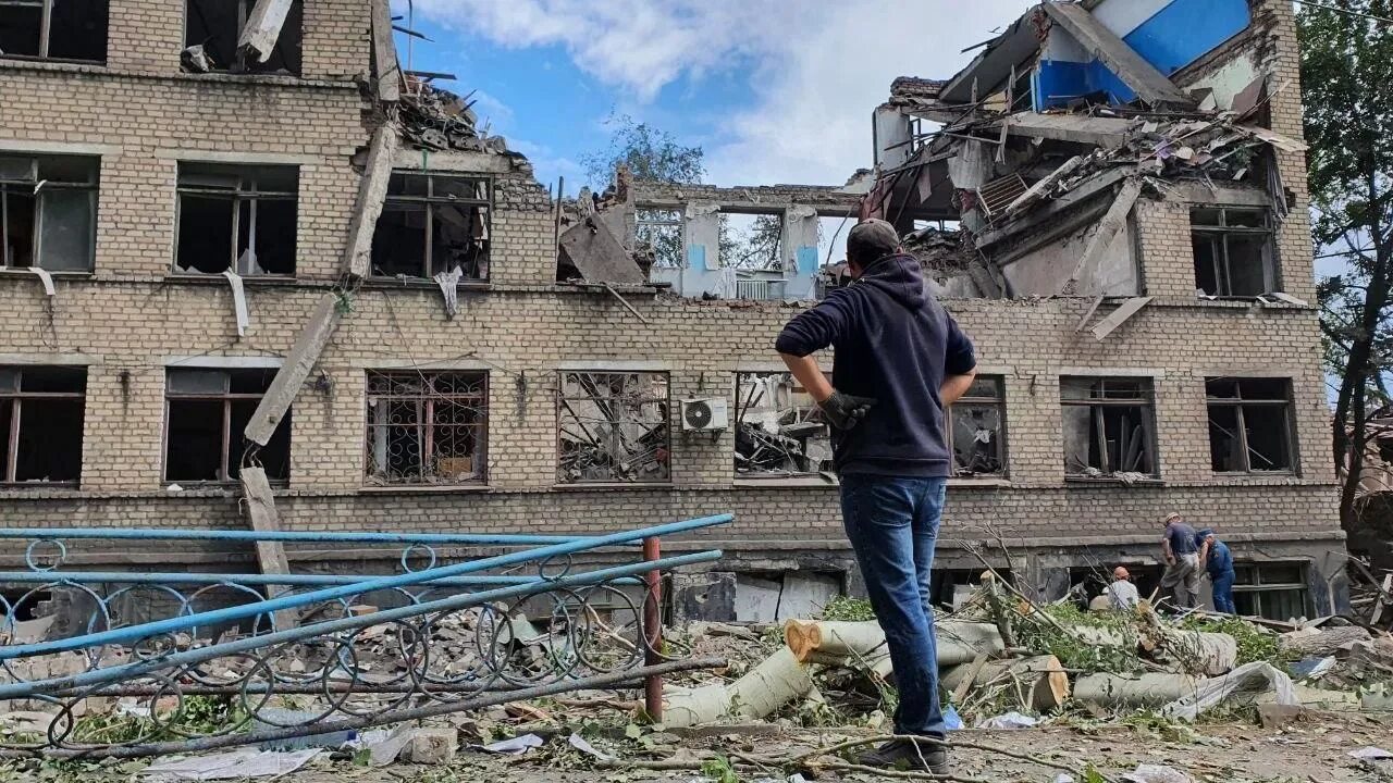Обстрел Стаханова сегодня 2022. Донбасс и Луганск разрушенные города в 2014. Разрушенный дом в одессе